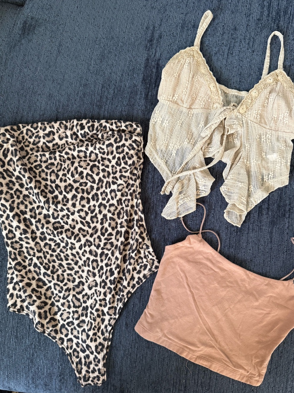 3-Piece Trendy Top Bundle – Leopard, Lace & Neutral Cami xs